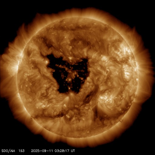太陽コロナの画像は、１１日12時28分17秒（日本時間）のもの。