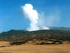 12時14分、阿蘇山噴火、噴煙火口上600ｍ、 http://w