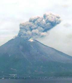 22時7分、桜島爆発噴火、噴煙不明、噴石：５合目（南岳山頂より1