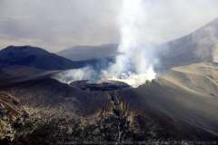 14時13分、新燃岳爆発噴火、噴煙火口上2100ｍでで雲に入る、