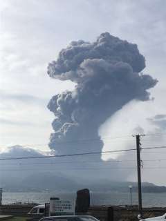 桜島南岳山頂火口、 9時33分噴火、噴煙火口上1600ｍで雲に入