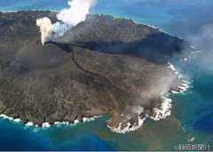 西之島、 7時30分、噴火、噴煙火口上1300ｍ、 https:
