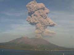 桜島南岳山頂火口、 5時14分、噴火、噴煙火口上1800mで雲に