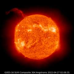 太陽北東部端で超巨大プロミネンスの噴出が発生、 ４月２７日13時