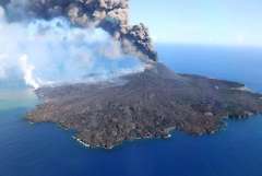 西之島、 10時50分、噴火、噴煙火口上1900m、 https