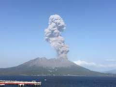 桜島南岳山頂火口、 4時22分、場kぅ発噴火、噴煙火口上1800