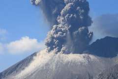桜島昭和火口、 ３時49分、噴火、噴煙火口上1000m、 htt