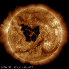 太陽コロナの画像は、１１日12時28分17秒（日本時間）のもの。