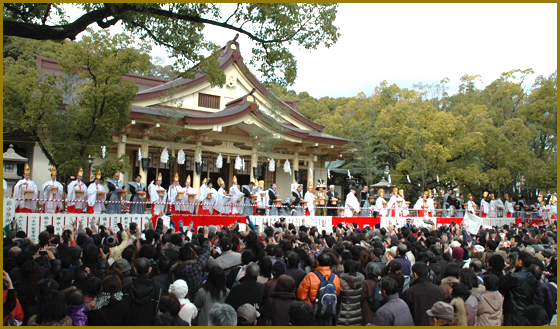 どうでもいいけど今日神社に豆まき行ってきた 顔面向けて豆飛んでく