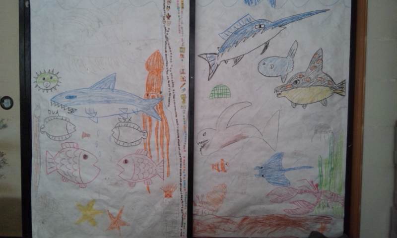 パパと息子がふすまに紙をはって、水族館を作ると言って描きました。