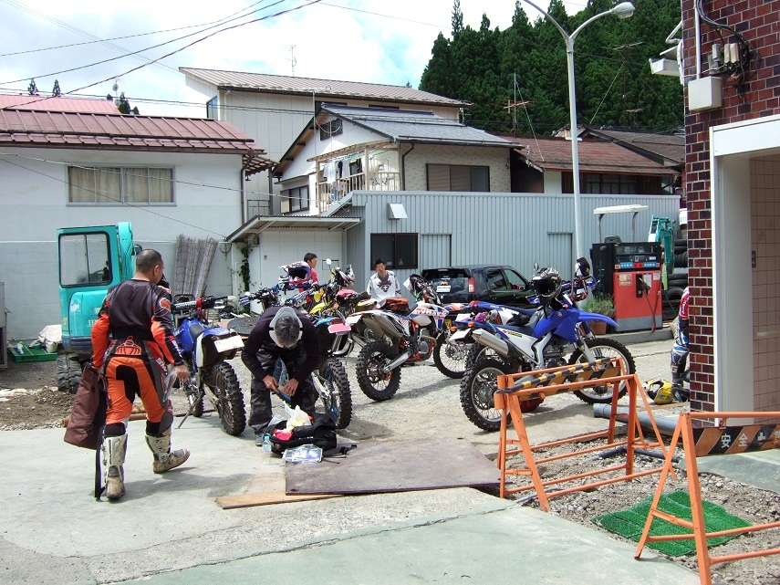 高野山でガス補給。  裏手の駐車場は工事中で狭く 我々のバイクで