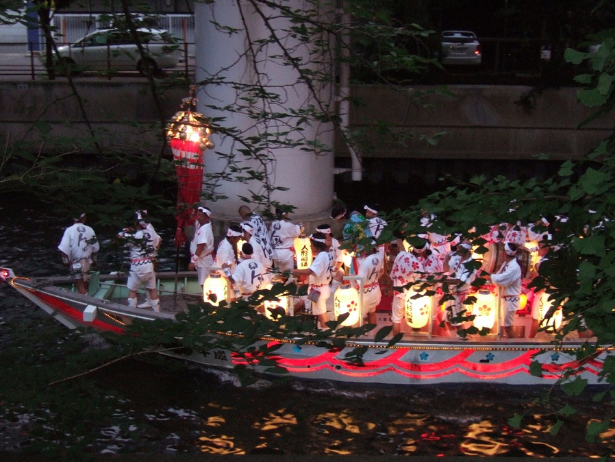 天神祭りが始まりました。  うちの店の裏にある東横堀川には 祭り