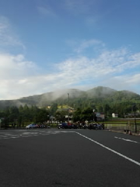 霧が出て前が見えないところも。 高い山から見下ろすと雲が下の方に