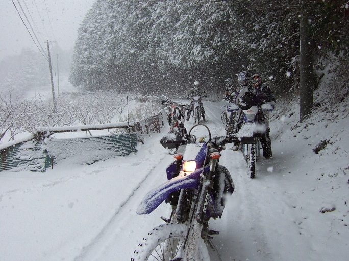 山間の集落は舗装路でもかなりの積雪量に。 しかしだんだん慣れて、