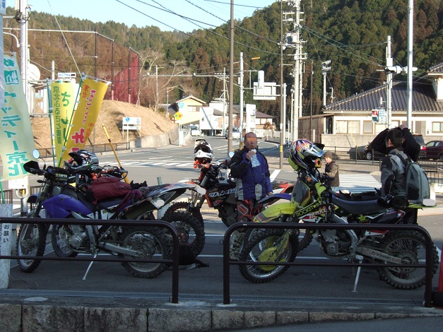 下山して道の駅でイップク。  ツーリング日和で ロードバイクの方