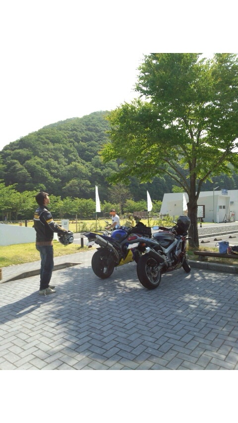 日吉ダムにも、たくさんのバイクが集っていました。 その中にナント