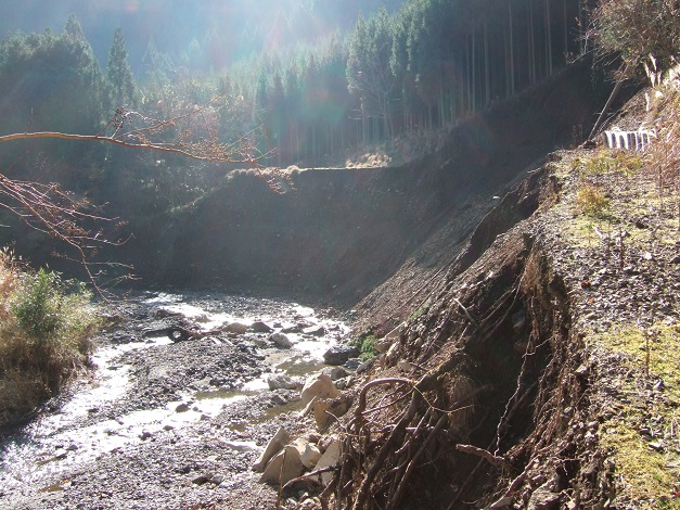 崩落２、道が斜面ごとゴッソリ川に落ちていました。 これほど大規模