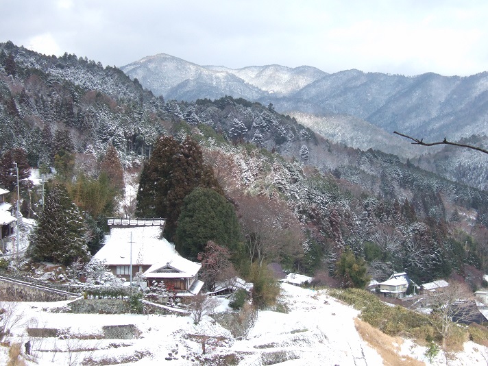 山から眺める里は雪景色。 まるで日本昔話の世界です。