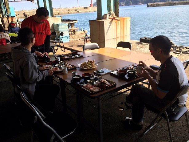 ほんとに、漁港に会議用の？机やパイプ椅子を出しただけの 簡単な食