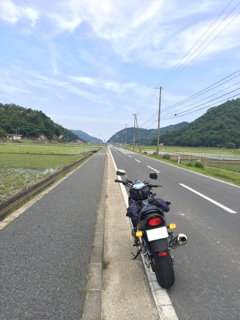 ふもとの田園地帯。 直線道路が北海道ぽい。  昔なら全開加速して