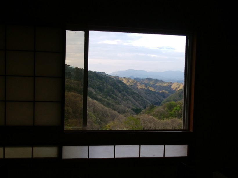 宿の窓から見える風景。 人工物がいっさいなく、ひたすら山々の連な