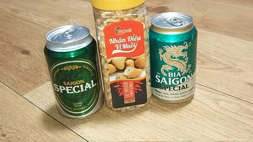 お客様に海外出張のお土産をいただきました。 ベトナムのビールとナ