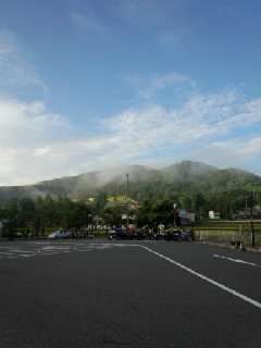 霧が出て前が見えないところも。 高い山から見下ろすと雲が下の方に