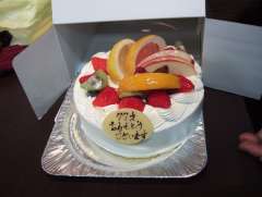 先日、おっちゃんの喜寿のお祝いに お客様がケーキを持ってきてくだ