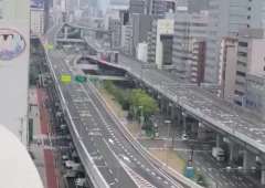 当店の裏手には阪神高速が通っているのですが 通行するクルマがない