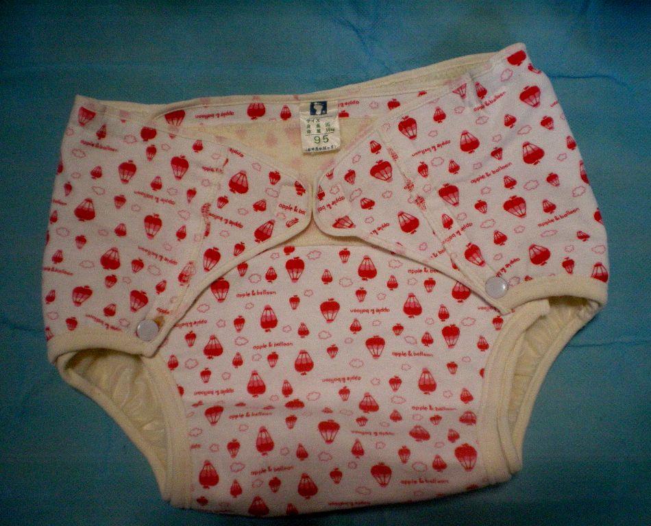 フットマークのおむつカバー　大きく出来ている