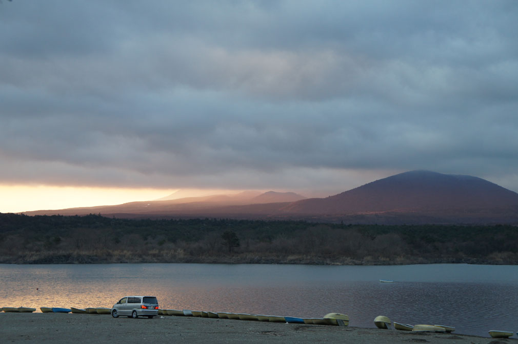 富士山の逆側には雲がかかってないっぽいので 山中湖あたりだったら