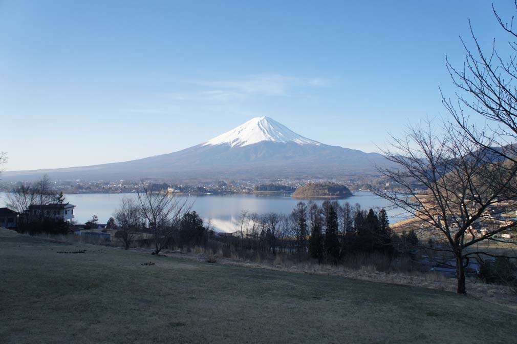 だいぶ朝日も上がって来ました 朝は風もなく水面に富士山が映って少
