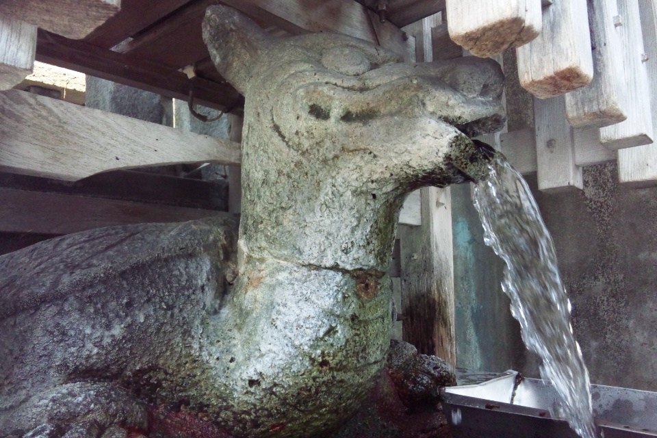 明石、柿本神社ふもとの名水『亀の水』で水を頂く。