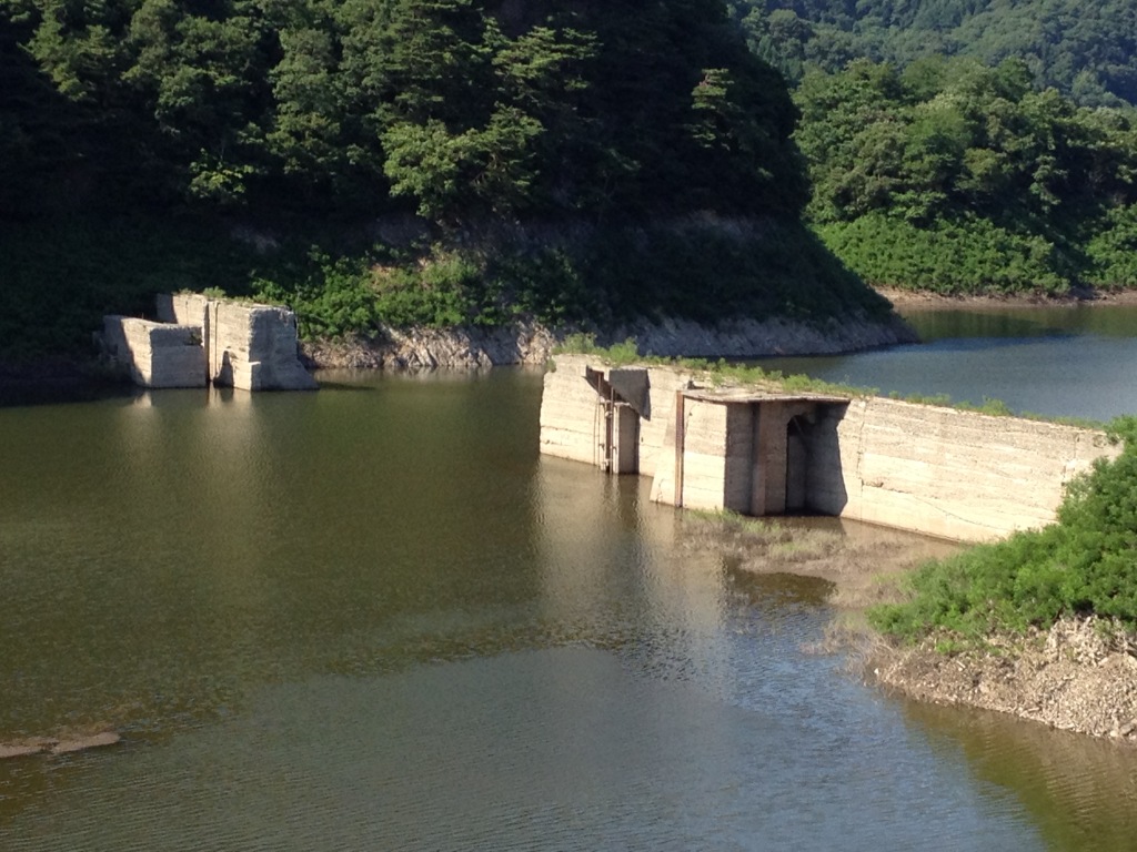 沈んだダム。 こいつは沖浦ダム、日本で最初に施工が開始された多目
