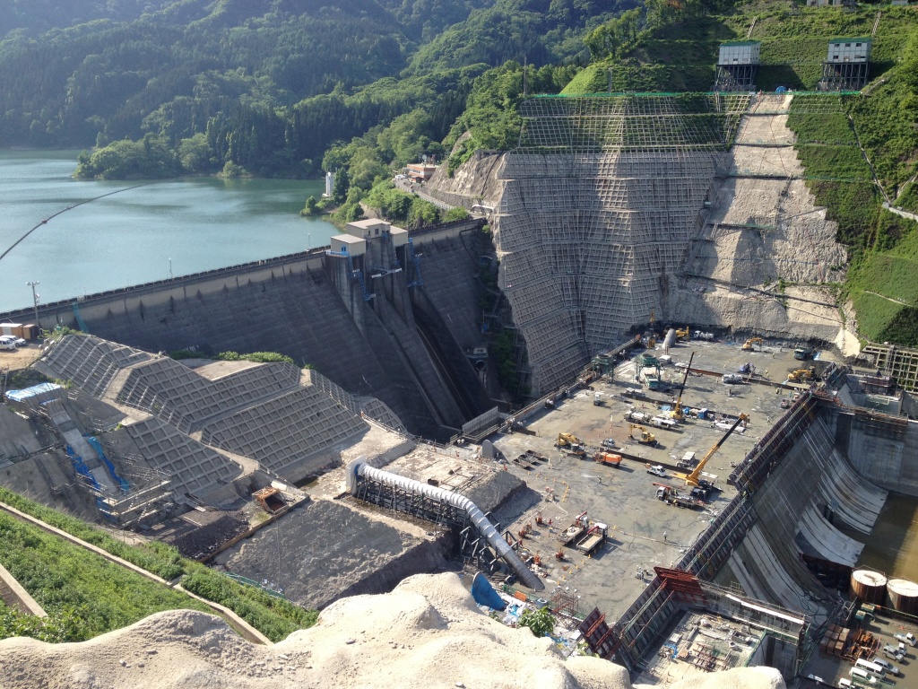 おまけ２。 5月頃に撮った目屋ダムのすぐ下流に作ってる津軽ダムで