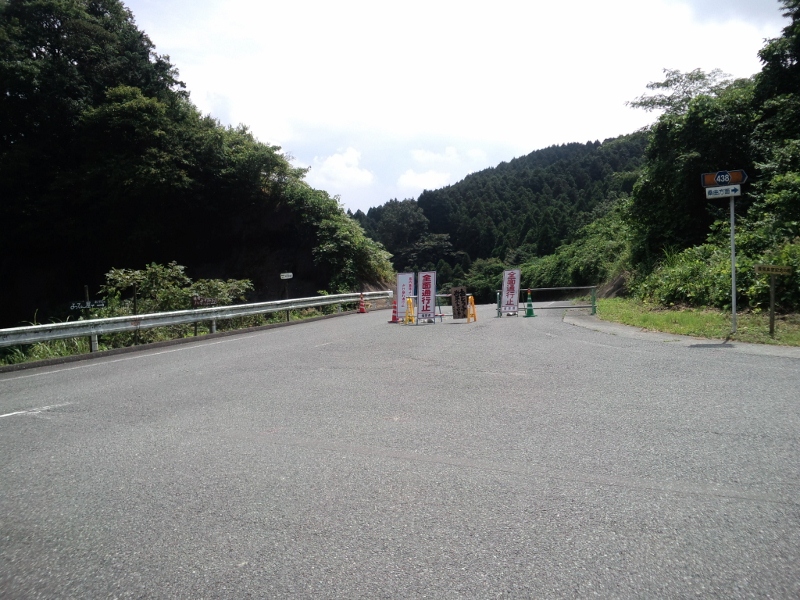 夜須高原を通り過ぎ、秋月へ抜ける山道へ …と、いきなり通行止めで