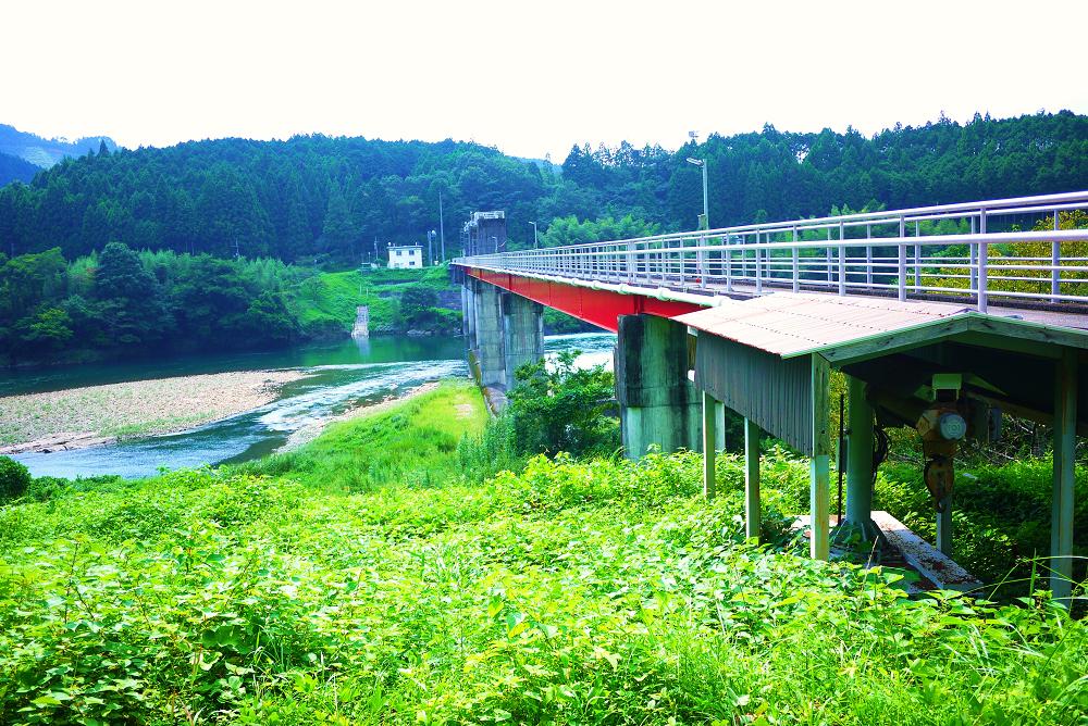 真っ赤な橋の正体は山崎ダムでした カッケー！！