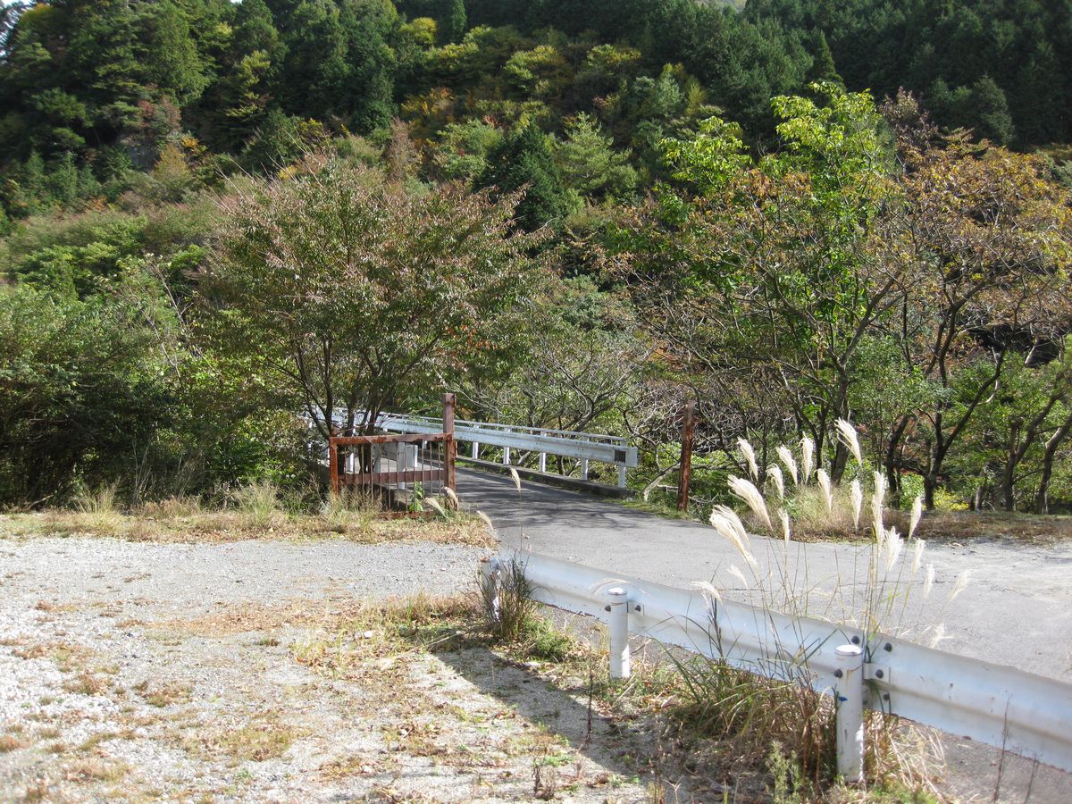 スカイライン滋賀県側の終点脇にある林道へちょっと寄り道