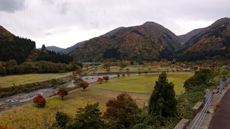 紅葉を求めて山奥へ。 麻那姫湖青少年旅行村へ到着。ココはバイクの