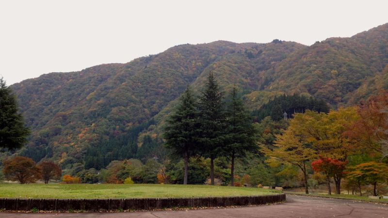 麻那姫湖青少年旅行村、中央広場での眺め。 山並みに映える紅葉がい