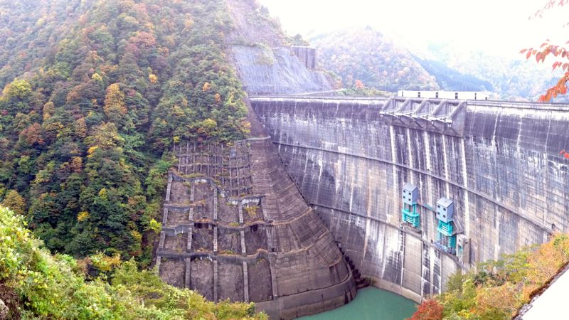 麻那姫湖を作る真名川ダム。 黒部ダムにも似た円弧状のダムですね。