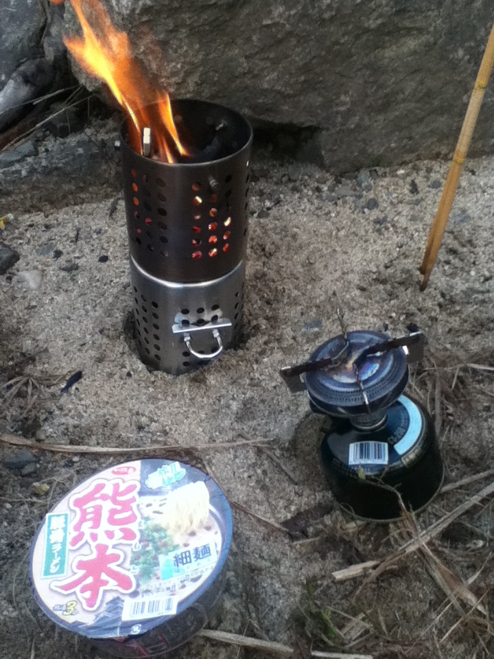 カップ麺ＯＫ！ 火種もＯＫ！ 箸もＯＫ！  ・・・鍋がねぇ or