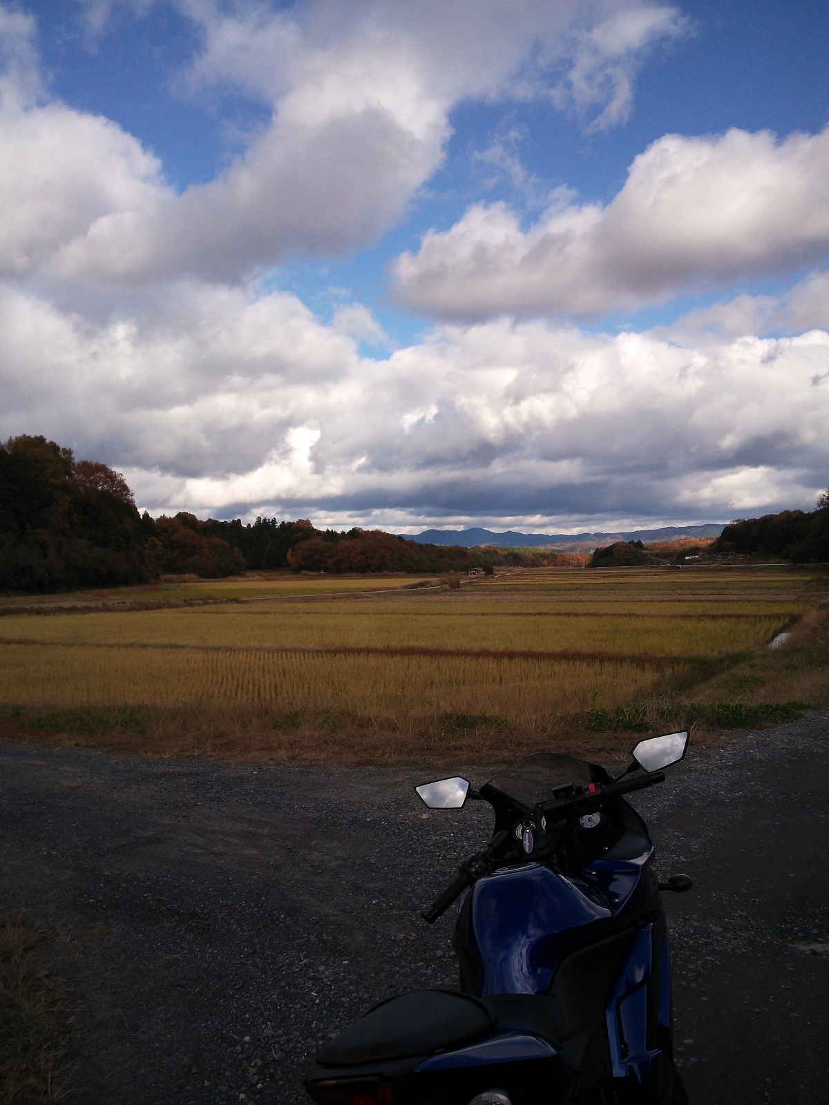 治田インターで降り、青山高原を目指しました。道中に良いラーツース
