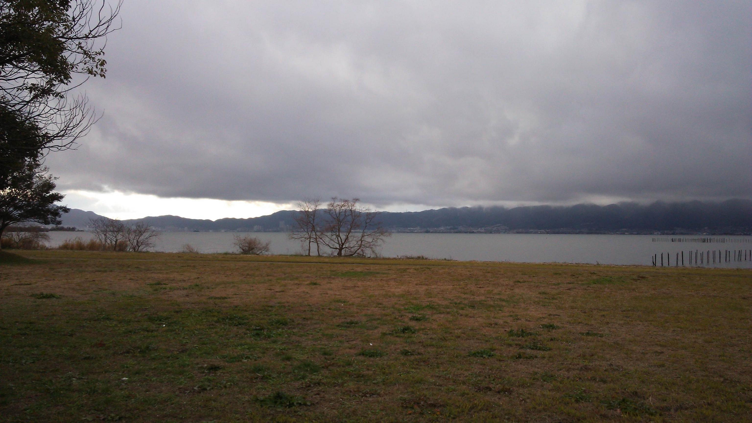 高速を降りて、琵琶湖周辺道路に入ってすぐにある、 湖辺の公園をラ