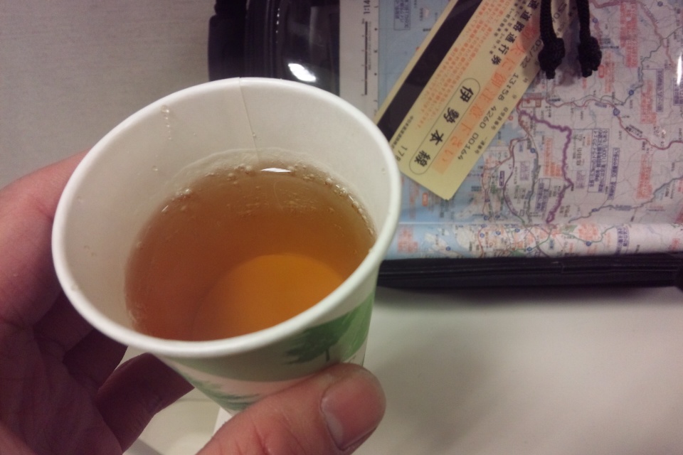 帰り道、新名神土山ＳＡで無料のほうじ茶をいただきます 冷えきった