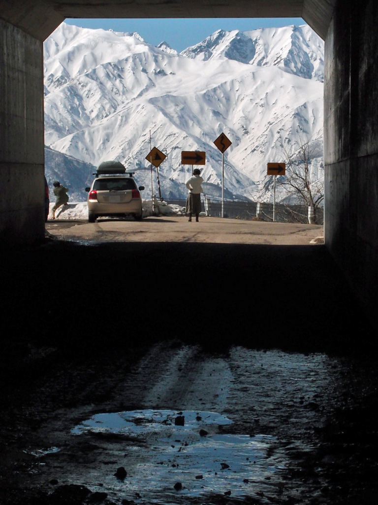 峠のトンネルを抜けると目の前に雪山どーん！ ※望遠レンズ効果なん
