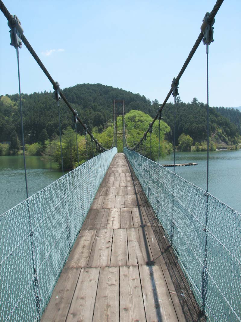 津風呂湖到着。  ミシミシと音を立てる素敵な吊り橋。