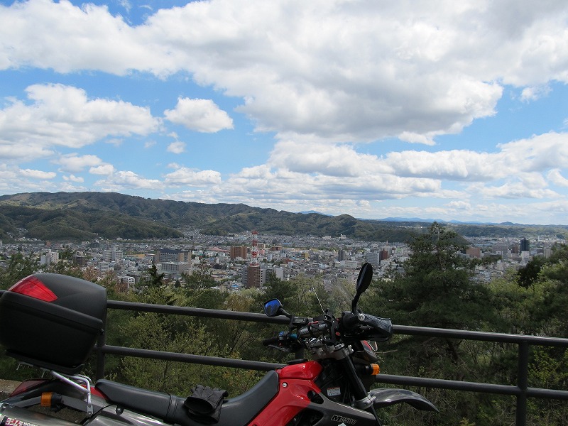 福島市街地を一望できます。ちなみに家から５分くらいのところです。