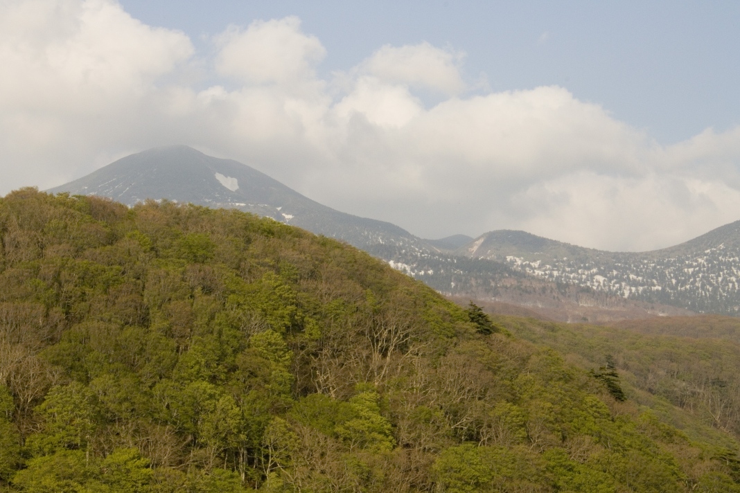 最後は城ヶ倉大橋から八甲田山を。 まだ咲いてる桜があるくらい寒い