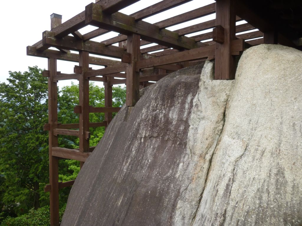 この展望台は既存の岩の彫り込みだけを利用している